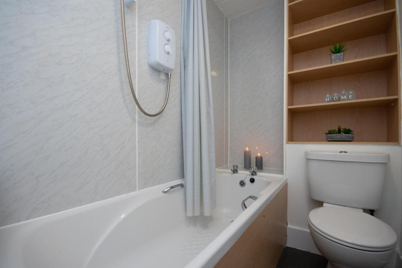 Dwellcome Home Ltd 1 Bed Apt, Half Mile To Union Street Yet Quiet, Free Parking, Fast Wifi, Ideal For Long Term Contractor, Etc Stays, Fully Equipped Kitchen, Regular Housekeeping Option - See Our Site For Assurance Aberdeen Exterior photo